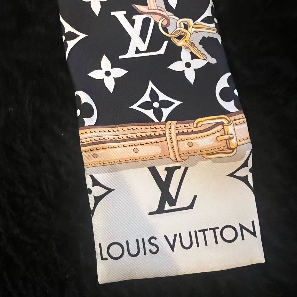 Louis Vuitton Monogram Confidential Bandeau Silk Scarf

$220.00